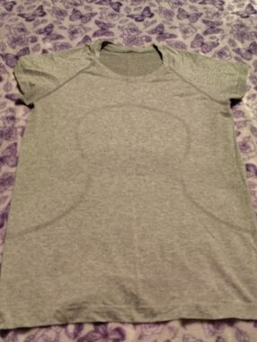 lululemon athletica Heather Gray Short Sleeve Athletic Tee